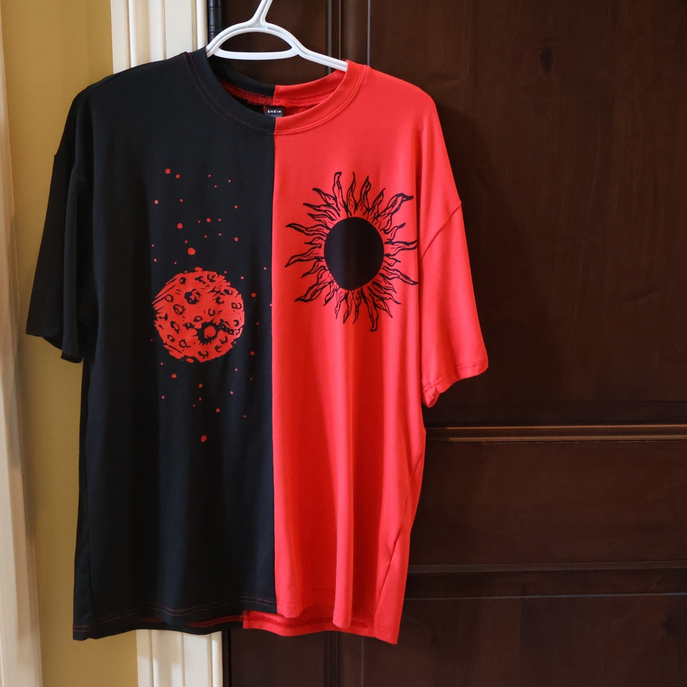 SHEIN Black & Red Split Sun Graphic Short Sleeve Tee